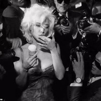 Kim Kardashian berakting bak Marilyn Monroe sedang diburu oleh media dan berpose di dalam limousine dalam video promosi koleksi Dolce & Gabbana Spring/Summer 2023. Foto: Dok. Getty Images, Dolce & Gabbana