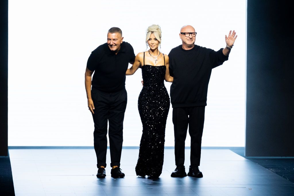 MILAN, ITALY - SEPTEMBER 24: Stefano Gabbana, Kim Kardashian and Domenico Dolce walk the runway of the Dolce & Gabbana Fashion Show during the Milan Fashion Week Womenswear Spring/Summer 2023 on September 24, 2022 in Milan, Italy. (Photo by Daniele Venturelli/WireImage)