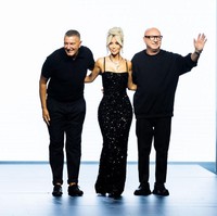 Pada Sabtu (24/9/2022), Kim Kardashian muncul di catwalk Milan Fashion Week usai koleksi Dolce & Gabbana Spring/Summer 2023 yang dikurasinya ditampilkan para model.  Foto: WireImage/Daniele Venturelli