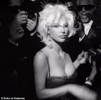 Seperti dikutip AP, Kim Kardashian mengaku sudah mengoleksi karya Dolce & Gabbana sejak lama. Bahkan dulu dia pernah meminjam kartu kredit sang ayah demi membeli koleksi desainer Italia tersebut. Oleh karena itulah dia sangat antusias ketika diminta mengkurasi koleksi lama Dolce & Gabbana untuk ditampilkan di Milan Fashion Week 2023. Foto: Dok. Getty Images, Dolce & Gabbana