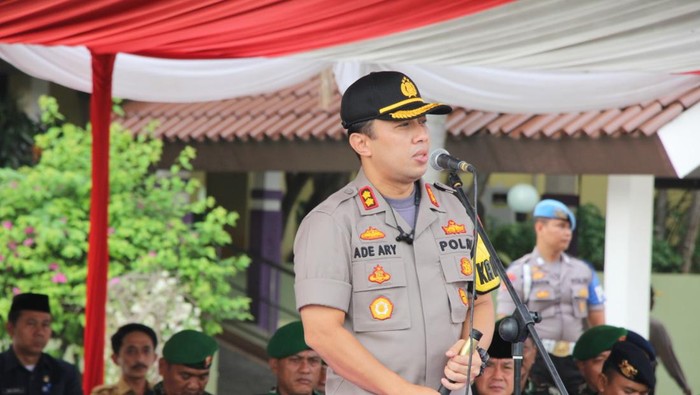 Kombes Ade Ary Syam Indradi menjabat sebagai Kapolres Jakarta Selatan yang baru. Ia menggantikan Kombes Budhi Herdi Susianto yang terlibat kasus Ferdy Sambo.
