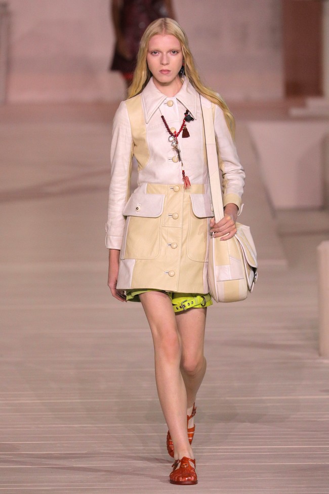 Fashion show Coach Spring/Summer 2023. Material kulit hampir mendominasi koleksi yang terdiri dari 46 set busana (looks) ini. Foto: Getty Images