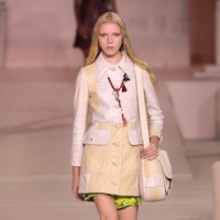 Fashion show Coach Spring/Summer 2023. Material kulit hampir mendominasi koleksi yang terdiri dari 46 set busana (looks) ini. Foto: Getty Images