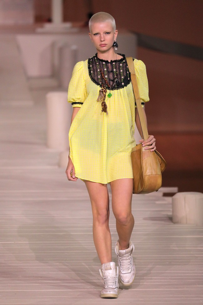 Fashion show Coach Spring/Summer 2023. Material kulit hampir mendominasi koleksi yang terdiri dari 46 set busana (looks) ini. Foto: Getty Images