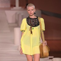 Fashion show Coach Spring/Summer 2023. Material kulit hampir mendominasi koleksi yang terdiri dari 46 set busana (looks) ini. Foto: Getty Images