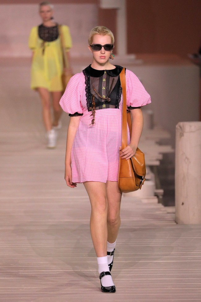 Fashion show Coach Spring/Summer 2023. Material kulit hampir mendominasi koleksi yang terdiri dari 46 set busana (looks) ini. Foto: Getty Images