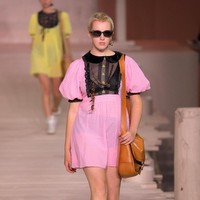 Fashion show Coach Spring/Summer 2023. Material kulit hampir mendominasi koleksi yang terdiri dari 46 set busana (looks) ini. Foto: Getty Images