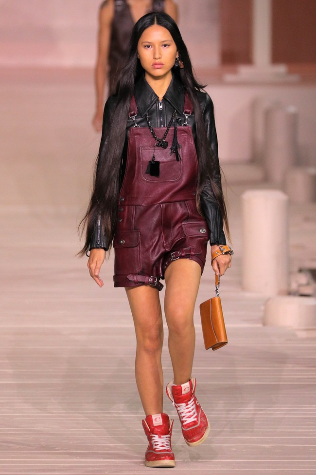 Fashion show Coach Spring/Summer 2023. Material kulit hampir mendominasi koleksi yang terdiri dari 46 set busana (looks) ini. Foto: Getty Images