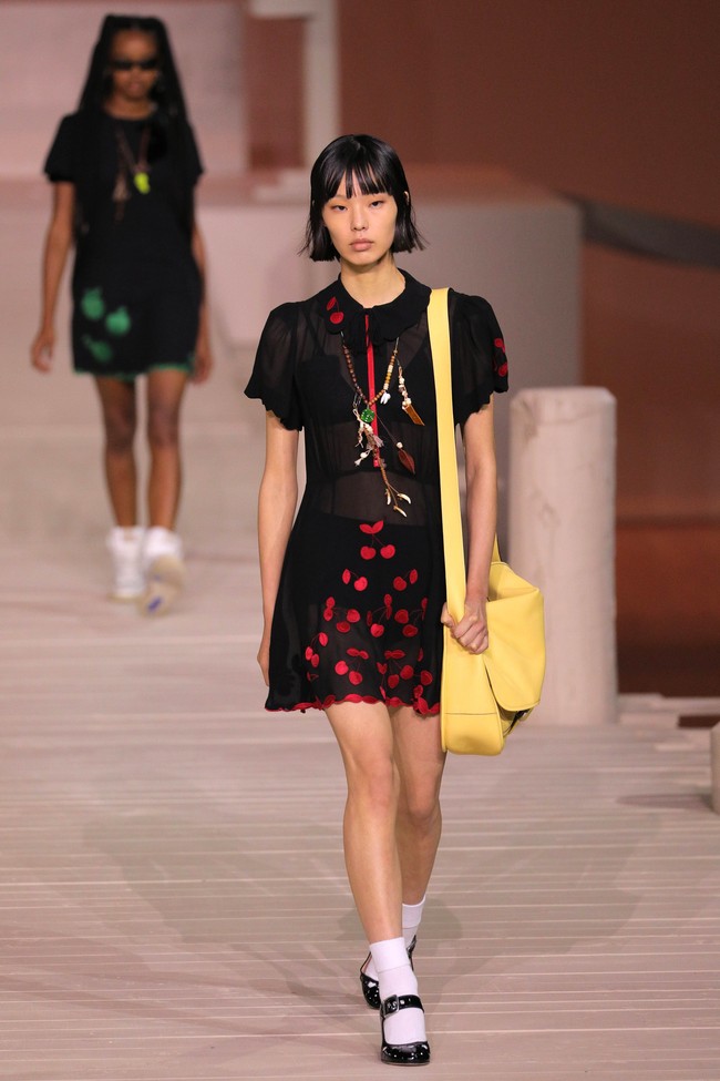 Fashion show Coach Spring/Summer 2023. Material kulit hampir mendominasi koleksi yang terdiri dari 46 set busana (looks) ini. Foto: Getty Images