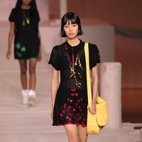 Fashion show Coach Spring/Summer 2023. Material kulit hampir mendominasi koleksi yang terdiri dari 46 set busana (looks) ini. Foto: Getty Images