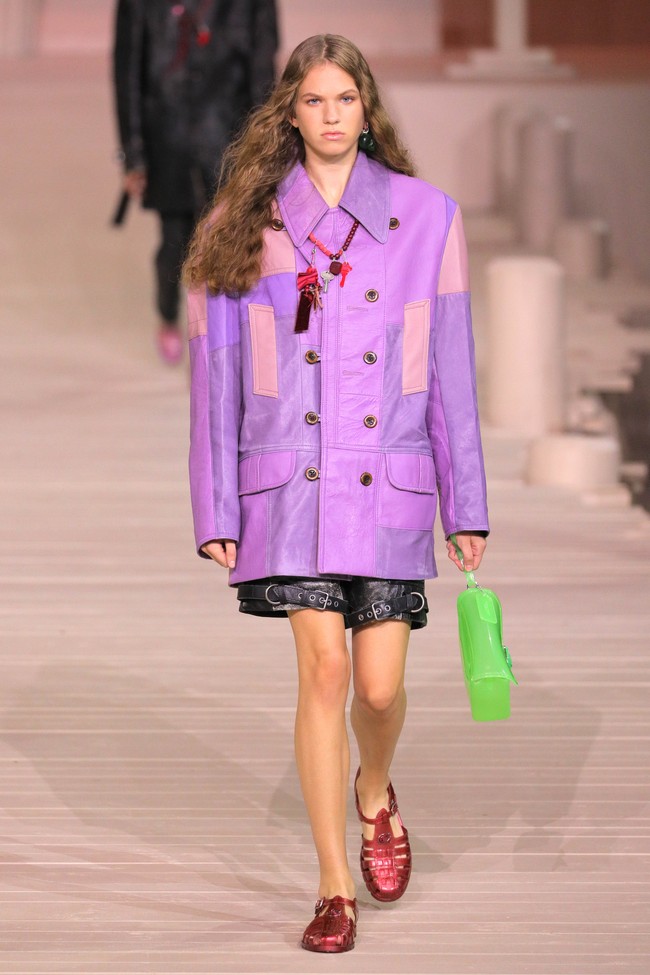 Fashion show Coach Spring/Summer 2023. Material kulit hampir mendominasi koleksi yang terdiri dari 46 set busana (looks) ini. Foto: Getty Images