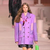 Fashion show Coach Spring/Summer 2023. Material kulit hampir mendominasi koleksi yang terdiri dari 46 set busana (looks) ini. Foto: Getty Images
