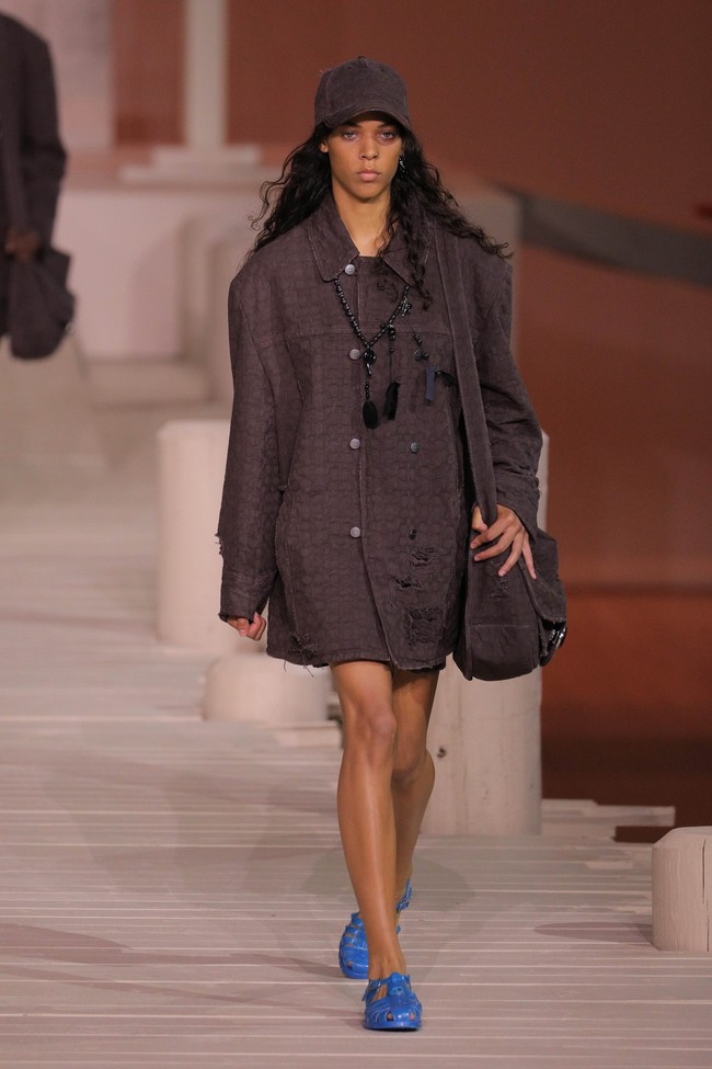 Fashion show Coach Spring/Summer 2023. Material kulit hampir mendominasi koleksi yang terdiri dari 46 set busana (looks) ini. Foto: Getty Images