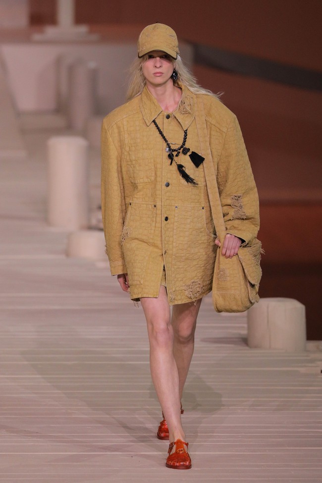 Fashion show Coach Spring/Summer 2023. Material kulit hampir mendominasi koleksi yang terdiri dari 46 set busana (looks) ini. Foto: Getty Images