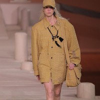 Fashion show Coach Spring/Summer 2023. Material kulit hampir mendominasi koleksi yang terdiri dari 46 set busana (looks) ini. Foto: Getty Images