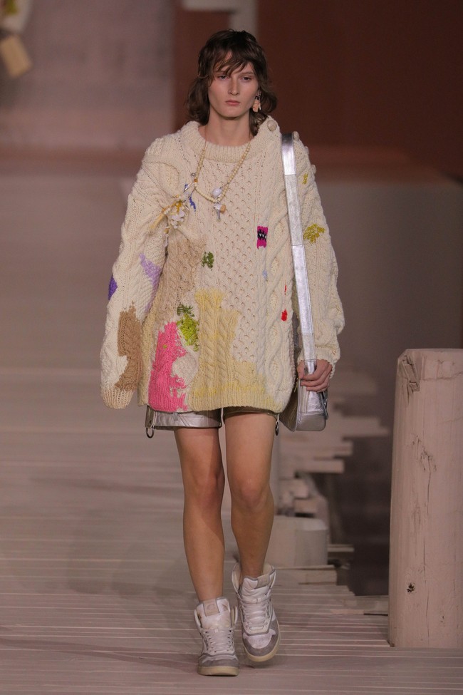 Fashion show Coach Spring/Summer 2023. Material kulit hampir mendominasi koleksi yang terdiri dari 46 set busana (looks) ini. Foto: Getty Images