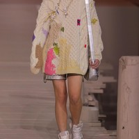 Fashion show Coach Spring/Summer 2023. Material kulit hampir mendominasi koleksi yang terdiri dari 46 set busana (looks) ini. Foto: Getty Images