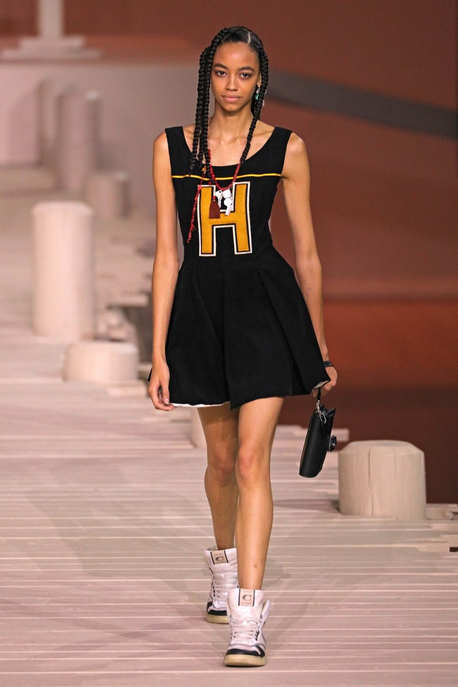 Fashion show Coach Spring/Summer 2023. Material kulit hampir mendominasi koleksi yang terdiri dari 46 set busana (looks) ini. Foto: Getty Images