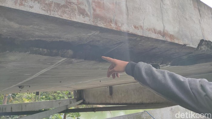 Kondisi jembatan Glagah yang rusak di Kulon Progo, DIY, Senin (26/9/2022). Kondisi jembatan Glagah yang rusak di Kulon Progo, DIY, Senin (26/9/2022).