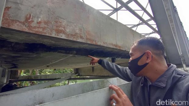 Kondisi jembatan Glagah yang rusak di Kulon Progo, DIY, Senin (26/9/2022).