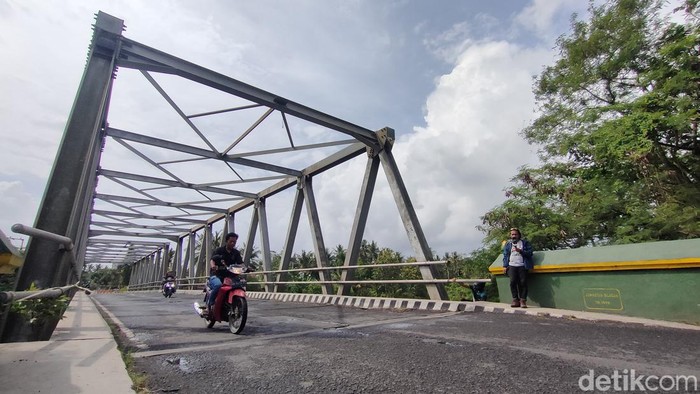 Kondisi jembatan Glagah yang rusak di Kulon Progo, DIY, Senin (26/9/2022).