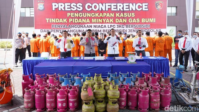 Konferensi pers penangkapan lima pengoplos LPG subsidi di Polda Riau.