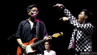 Laleilmanino tampil dengan pakaian kotak-kotak. Nino menceritakan pengalamannya sebagai pencipta lagu membuatnya banyak bertemu dengan penyanyi lintas usia. Foto: Pradita Utama