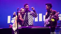 Okaay bersama Laleilmanino juga mencairkan suasana malam We The Fest hari terakhir dengan membawakan lagu Peneman Malam Sepi. Foto: Pradita Utama