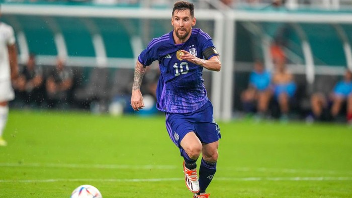 MIAMI GARDENS, FLORIDA - SEPTEMBER 23: Forward Lionel Messi #10 of Argentina runs with the ball during the international friendly match between Honduras and Argentina at Hard Rock Stadium on September 23, 2022 in Miami Gardens, Florida. (Photo by Eric Espada/Getty Images)
