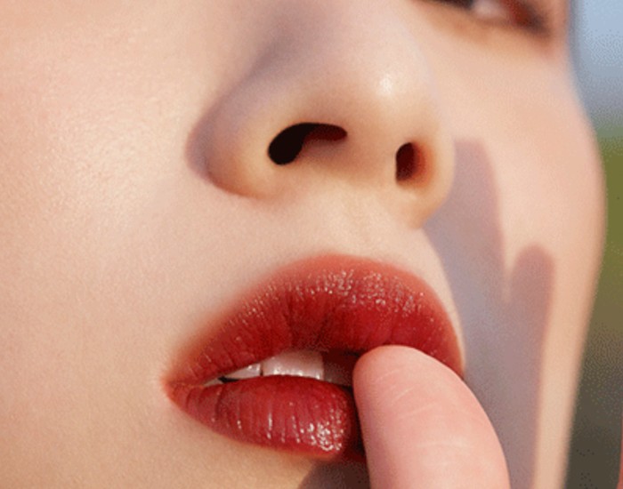 utuh lip tint yang tahan lama dan cocok dipakai untuk kalangan remaja? Pastikan kamu pilih Lip Tint Cloud Touch dari Y.O.U untuk bibir matte lembab dan sehat.