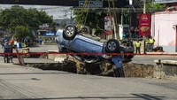 Menurut keterangan pihak berwenang, salah satu lubang itu telah menelan mobil berpenumpang empat orang.  
