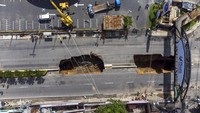 Kemunculan dua lubang raksasa tersebut disebabkan oleh runtuhnya sistem drainase akibat hujan lebat yang mengguyur negara itu.   