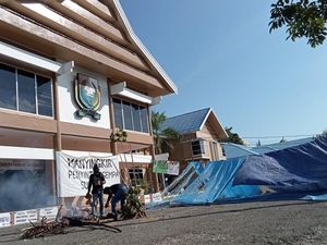 Desak Penyaluran Bantuan Gempa, Warga Dirikan Tenda di Kantor Bupati Majene