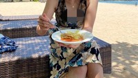 Punya 3,3 juta followers di Instagram, DJ asal Thailand ini memang paling doyan mengunggah foto-foto kulinerannya di berbagai kesempatan. Foto: Instagram DJ Katty Butterfly