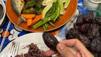 Nah, saat menjalankan ibadah puasa. Katty juga aktif posting menu buka puasanya. Ada nasi merah, ikan goreng, lalapan sayur dan tak lupa kurma sebagai takjilnya. Foto: Instagram DJ Katty Butterfly