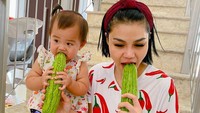 Bersama sang putri. Dirinya sering unggah foto lucu saat makan-makan. Contohnya ketika ia dan sang putri berpose makan sayur pare yang terkenal dengan rasa pahitnya.  Foto: Instagram DJ Katty Butterfly