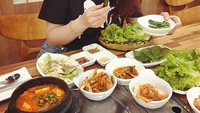 Tak hanya makanan Thailand atau Indonesia saja, makanan khas Korea pun dia gemari lengkap dengan sayuran segarnya. Foto: Instagram DJ Katty Butterfly