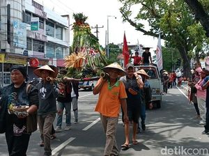 Demo Peringatan Hari Tani, Massa Bawa Tumpeng Raksasa ke BPN Sumut