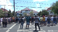 Ratusan Sopir Truk Penambang Pasir Gelar Aksi Demo di Pemkab Lumajang