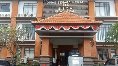 Beberapa calon PMI menunggu hasil mediasi di depan kantor Dinas Ketenagakerjaan dan ESDM Provinsi Bali, Jalan Raya Puputan Renon, Bali pada Jumat (23/9/2022).