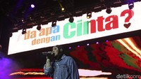 Saat membawakan salah satu soundtrack Ada Apa dengan Cinta? berjudul Ku Bahagia Melly Goeslaw berbagai kebahgiaan dengan mengumumkan keberhasilannya menurunkan berat badan sampai 17 kilogram. Foto: Rifkianto Nugroho