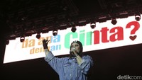 Melly Goeslaw meminta tepuk tangan dari penonton untuk keberhasilannya menurunkan berat badan. Tepuk tangan untuk saya karena saya sudah turun 17 kilogram, teriaknya.  Foto: Rifkianto Nugroho