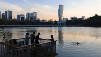 Gedung-gedung tinggi bengkok semakin populer selama dekade terakhir berkat kemajuan dalam program komputer konstruksi, teknik, dan arsitektur. Sebelumnya gedung-gedung bengkok seperti ini juga dibangun di Swedia, Kanada, hingga Dubai. Foto: Dok. Arch-Exist