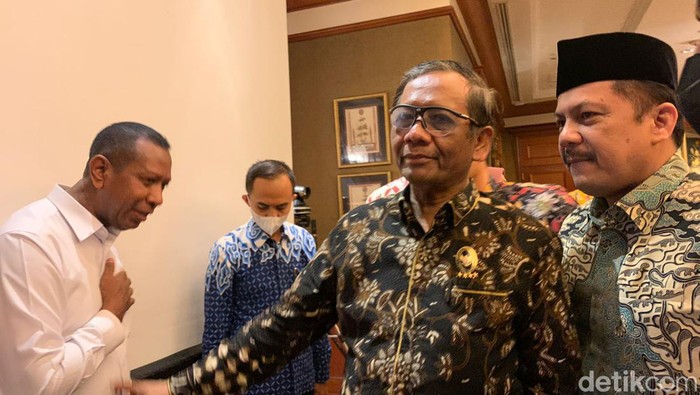 Menkopolhukam Mahfud Md di Surabaya