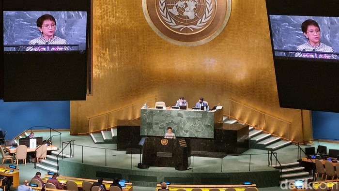 Menteri Luar Negeri Indonesia Retno Marsudi menyampaikan pidato mewakili pemerintah di Sidang Majelis Umum PBB ke-77 di New York, Amerika Serikat.