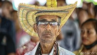 Kalau bicara soal Rote, ada satu ciri khasnya yang tidak ditemukan di tempat lain. Ciri khas topi Tii Langga.