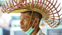 Topi Tii Langga ini bentuknya besar dengan tepiannya lebar. 