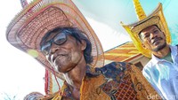 Bahan utama pembuatan topi ini adalah daun pohon lontar. Kemudian dianyam hingga membutuhkan 2 minggu pembuatan.