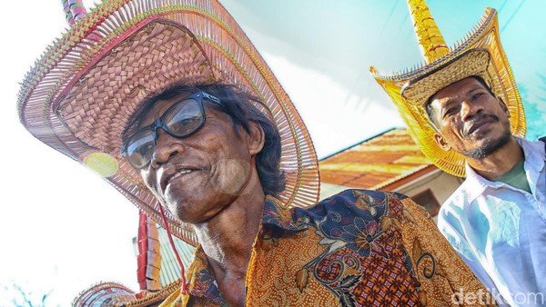 Bahan utama pembuatan topi ini adalah daun pohon lontar. Kemudian dianyam hingga membutuhkan 2 minggu pembuatan. Bahan utama pembuatan topi ini adalah daun pohon lontar. Kemudian dianyam hingga membutuhkan 2 minggu pembuatan.