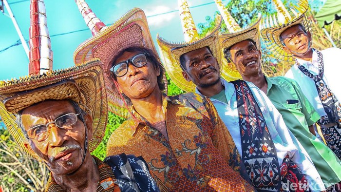 Menyelami Makna Persatuan Dibalik Topi Ti'i Langga